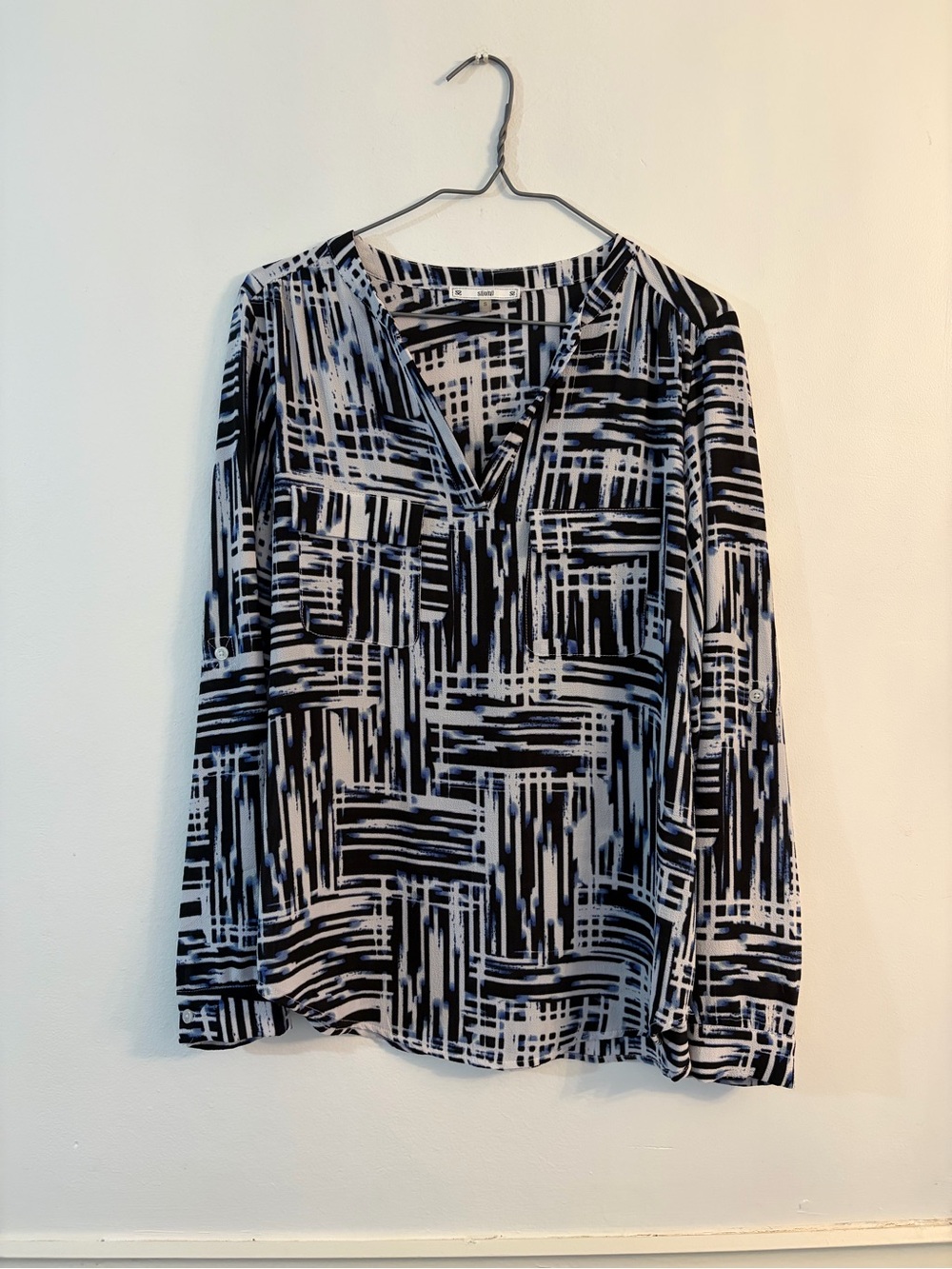 Sioni Black and White Graphic V-Neck Blouse